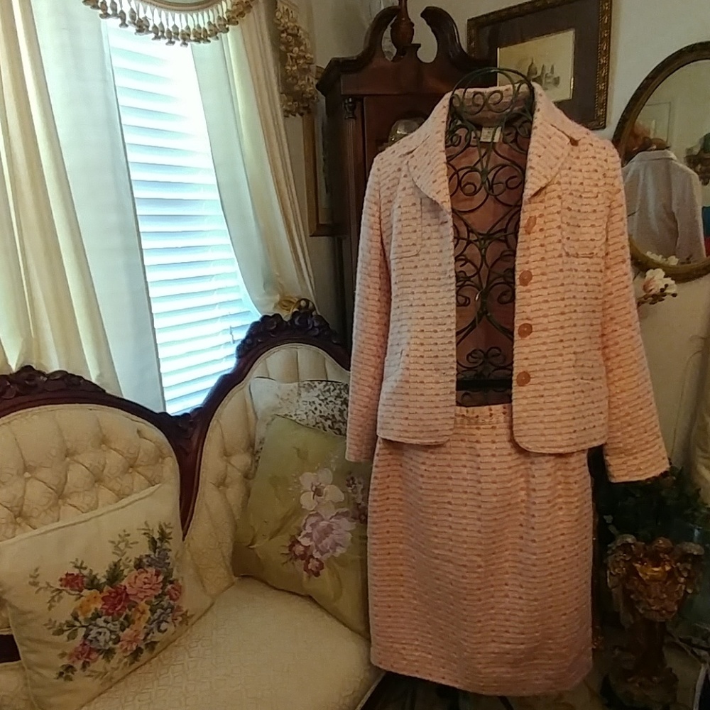 BEAUTIFUL Ladies Pink and White Suit